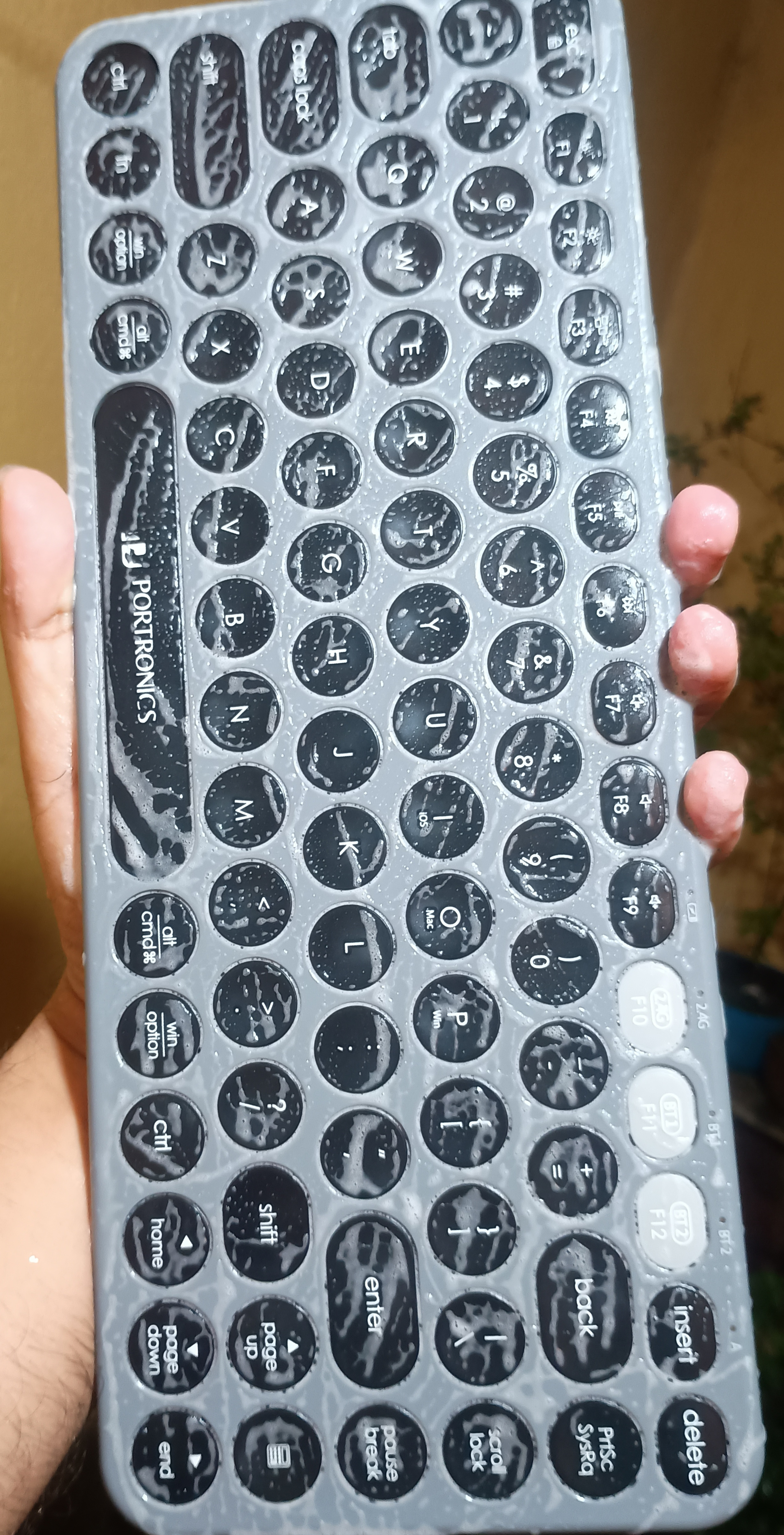 Dirty Portronics Bubble 2 keyboard keys before cleaning